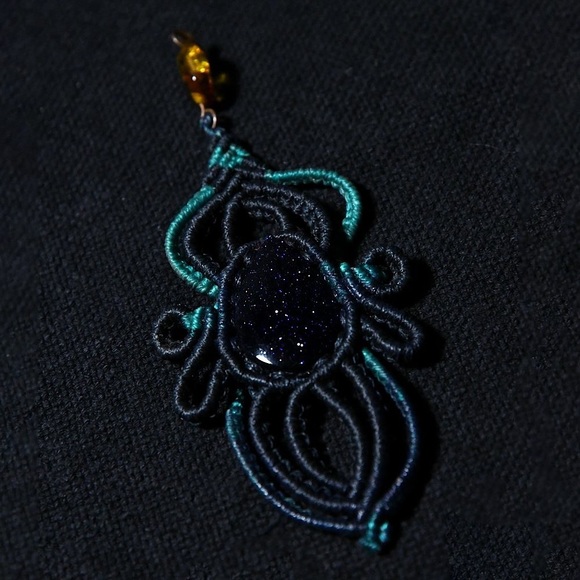 Blue Goldstone Crystal & Ambar Crochet Pendant - Picture 2 of 4